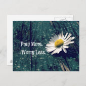 Beten Sie mehr Besorgnis weniger Zitat mit Daisy Postkarte (Vorne/Hinten)