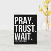 Beten. Vertrauen. Warten. Christlicher religiöser Karte (Gelbe Blume)