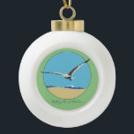 Bethany Beach, Delaware Sea Gull Flug over Beach Keramik Kugel-Ornament<br><div class="desc">Keramik mit 2-dimensionalem Seemannsbild, das mit Wellen über den Strand fliegt. Bethany Beach, Delaware im Skript am unteren Rand.</div>