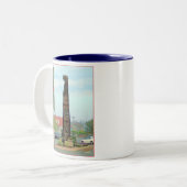 Bethany Strand-Totem-Pole-Tasse Zweifarbige Tasse (Vorderseite Links)