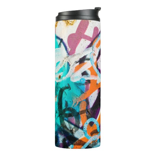 Beton, verwittert, abgenutzte Wand beschädigte Far Thermosbecher (Nach links gedreht)