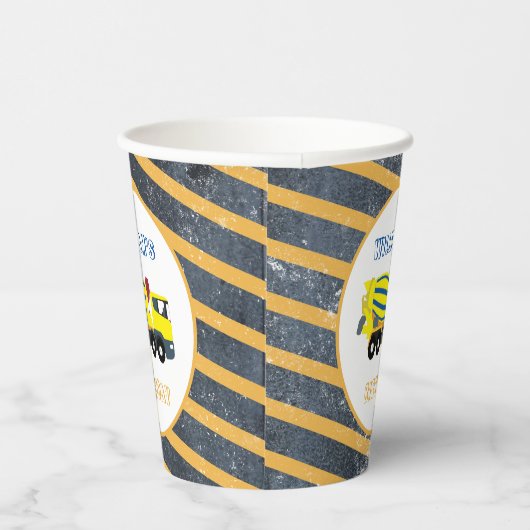 Betonfertigtransporter Pappbecher (Rechts)