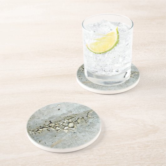 Betonmauer mit kleinen Steinen Getränkeuntersetzer (Seite)