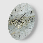 Betonmauer mit kleinen Steinen Große Wanduhr (Winkel)