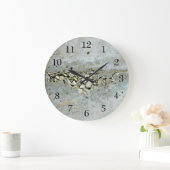 Betonmauer mit kleinen Steinen Große Wanduhr (Zuhause)