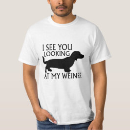 Betrachten von meinem Weiner T-Shirt