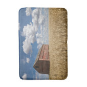 Betriebe | Alte rote Scheune im Weizenfeld Badematte (Vorderseite Vertikal)