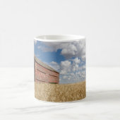Betriebe | Alte rote Scheune im Weizenfeld Kaffeetasse (Mittel)