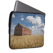 Betriebe | Alte rote Scheune im Weizenfeld Laptopschutzhülle (Vorne Rechts)