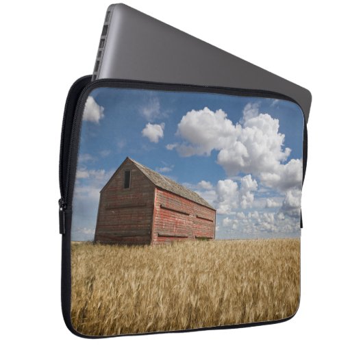 Betriebe | Alte rote Scheune im Weizenfeld Laptopschutzhülle (Vorne Rechts)