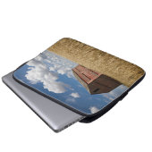 Betriebe | Alte rote Scheune im Weizenfeld Laptopschutzhülle (Vorne Knopf)