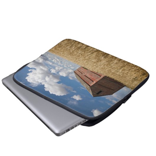 Betriebe | Alte rote Scheune im Weizenfeld Laptopschutzhülle (Vorne Knopf)