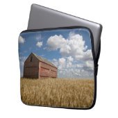 Betriebe | Alte rote Scheune im Weizenfeld Laptopschutzhülle (Vorderseite Links)