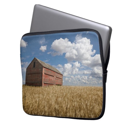 Betriebe | Alte rote Scheune im Weizenfeld Laptopschutzhülle (Vorderseite Links)