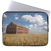 Betriebe | Alte rote Scheune im Weizenfeld Laptopschutzhülle (Vorderseite)
