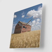 Betriebe | Alte rote Scheune im Weizenfeld Quadratische Wanduhr (Winkel)