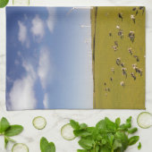 Betriebe | Kühe in der Nähe der Windmühle Geschirrtuch (Gefaltet)