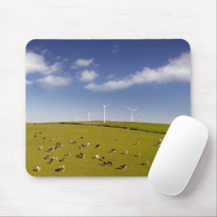 Betriebe Kühe in der Nähe der Windmühle Mousepad