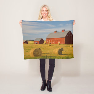 Betriebe Red Barns Near Hay Bales Fleecedecke