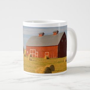 Betriebe Red Barns Near Hay Bales Jumbo-Tasse