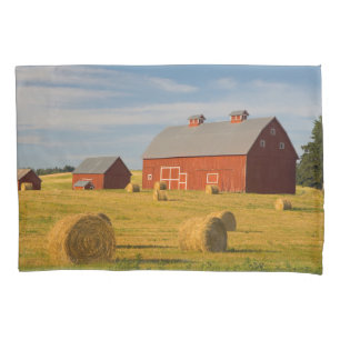 Betriebe Red Barns Near Hay Bales Kissenbezug