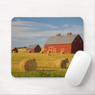 Betriebe   Red Barns Near Hay Bales Mousepad