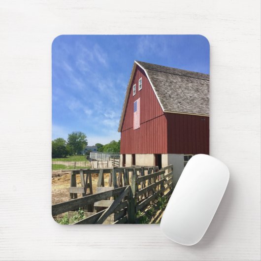 Betriebe | Roter Stall mit amerikanischer Flagge Mousepad (Mit Mouse)