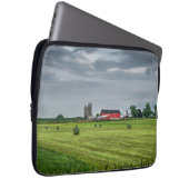 Betriebe | Roter Stall & Silo im Frühjahr Laptopschutzhülle (Vorne Rechts)