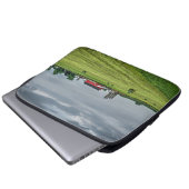 Betriebe | Roter Stall & Silo im Frühjahr Laptopschutzhülle (Vorne Knopf)