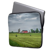 Betriebe | Roter Stall & Silo im Frühjahr Laptopschutzhülle (Vorderseite Links)