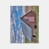 Betriebe | Rustikaler roter Stall mit amerikanisch Fleecedecke (Vorderseite)