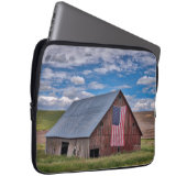 Betriebe | Rustikaler roter Stall mit amerikanisch Laptopschutzhülle (Vorne Rechts)