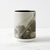 BETRIEBENER Kranmotor mit Kranantrieb im Nordweste Zweifarbige Tasse (Mittel)