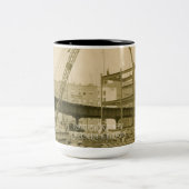 BETRIEBENER Kranmotor mit Kranantrieb im Nordweste Zweifarbige Tasse (Mittel)