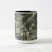 BETRIEBENER Kranmotor mit Kranantrieb im Nordweste Zweifarbige Tasse (Mittel)