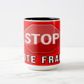 Betrug bei der Abstimmung beenden Zweifarbige Tasse (Mittel)