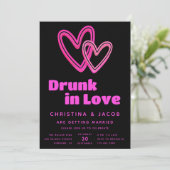 Betrunken in der Liebe Neon Pink Hearts Wedding Einladung (Stehend Vorderseite)