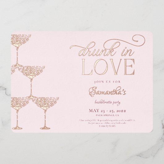 Betrunken in Liebe Champagner Tower Pink Bachelore Folieneinladung (Vorderseite)