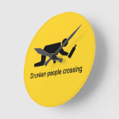 Betrunkene, die ⚠ thailändisches ⚠ überqueren runde wanduhr (Winkel)