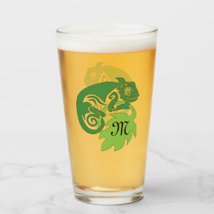 Betrunkene Grüne Chameleon Lizard hangout Glas