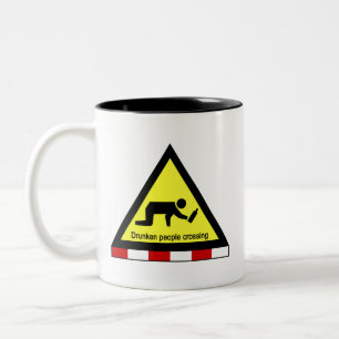 Betrunkene überqueren ⚠ Thai Schild ⚠ Zweifarbige Tasse