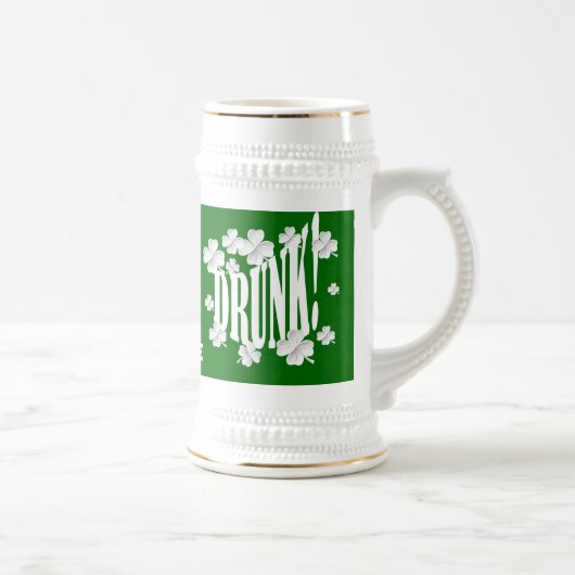 Betrunkener Text und Kleeblätter Bierglas (Rechts)