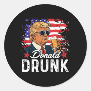 Betrunkener Trump trinkt Bier 4. Juli amerikanisch Runder Aufkleber