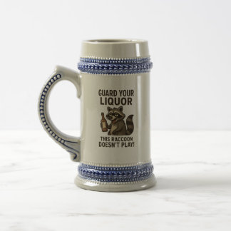 Betrunkener Waschbär Bierglas