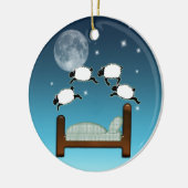 Bett, Himmel u. Zählung der Schafe nachts Keramik Ornament (Links)
