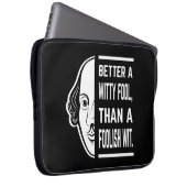 Better a Witty Fool Shakespeare Thespiate Laptopschutzhülle (Vorne Rechts)