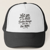 Better Things Trucker Hat — Let Go of the Past Quo Truckerkappe (Vorderseite)