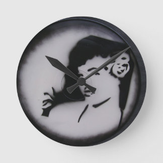 bettie page.JPG Runde Wanduhr