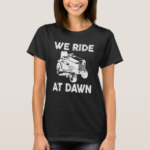 Beunruhigt fahren wir bei der Rasenmäher-Morgendäm T-Shirt