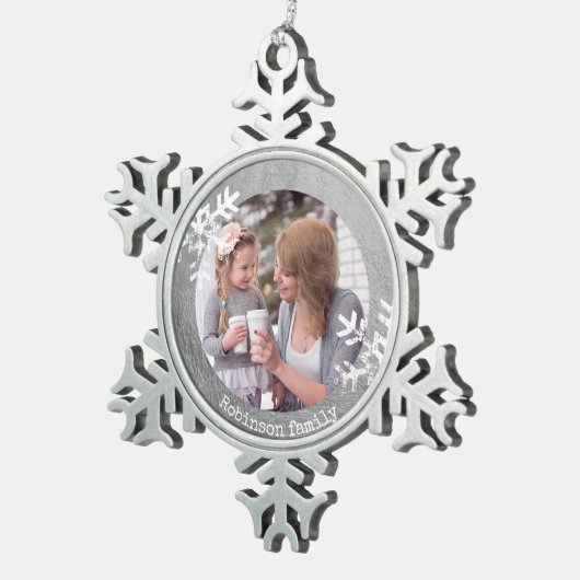 Beunruhigte Schneeflocken Silver Foto Monogram Schneeflocken Zinn-Ornament (Rechts)